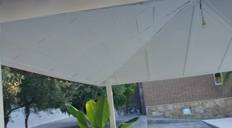 Pergola pintada de esmalte blanco Valdemoriilo
