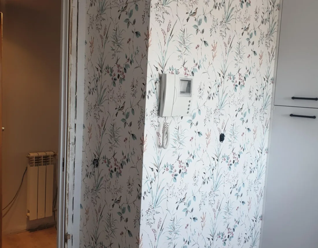 Pasillo con papel pintado de flores antes de retirarlo