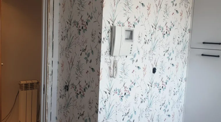 Pasillo con papel pintado de flores antes de retirarlo