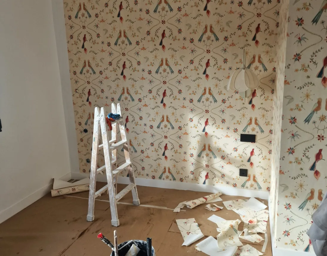 Papel pintado colocado en la pared de una habitación