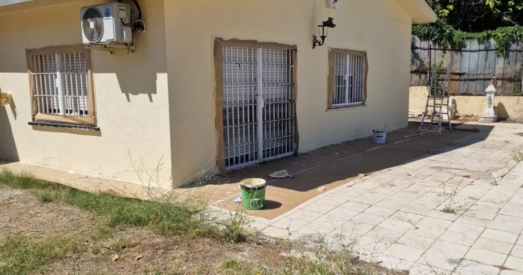 Fachada del anexo en Majadahonda repintada en color crema, sin rastro de los grafitis