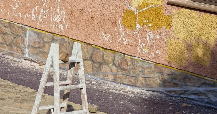 Fachada de chalet en Las Rozas con el revestimiento salmón descascarillado antes de pintar