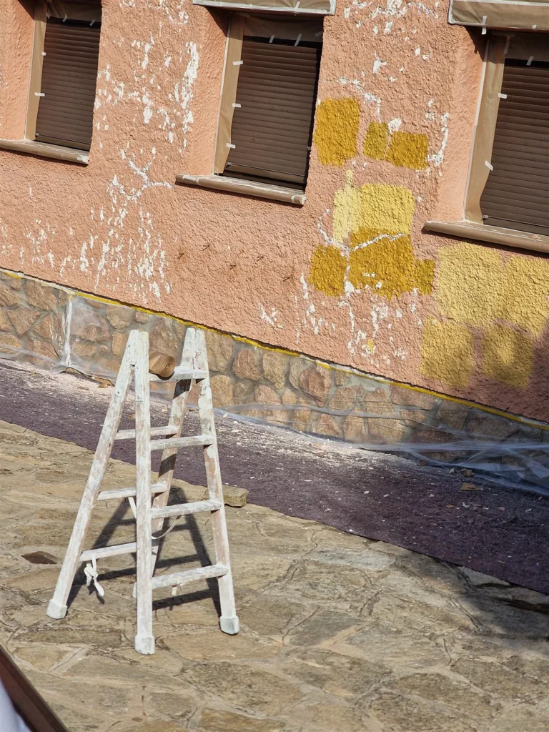 Fachada de chalet en Las Rozas con el revestimiento salmón descascarillado antes de pintar