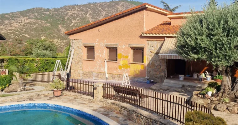 Catas de color amarillo probadas sobre el revestimiento viejo de la fachada del chalet en Las Rozas