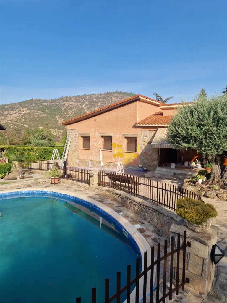 Catas de color amarillo probadas sobre el revestimiento viejo de la fachada del chalet en Las Rozas